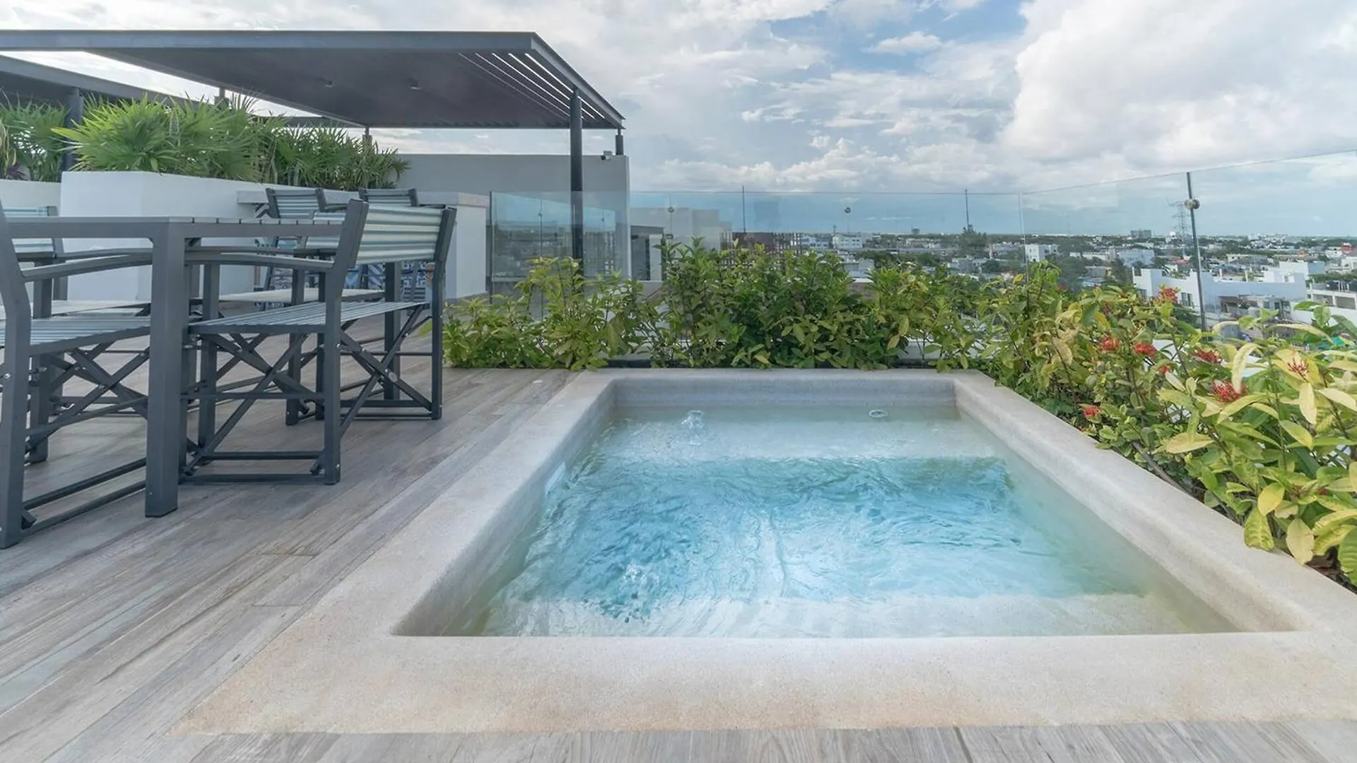 Condo Veronica - Comfortable 2 Bedroom With Rooftop Gym And Pool Playa del Carmen