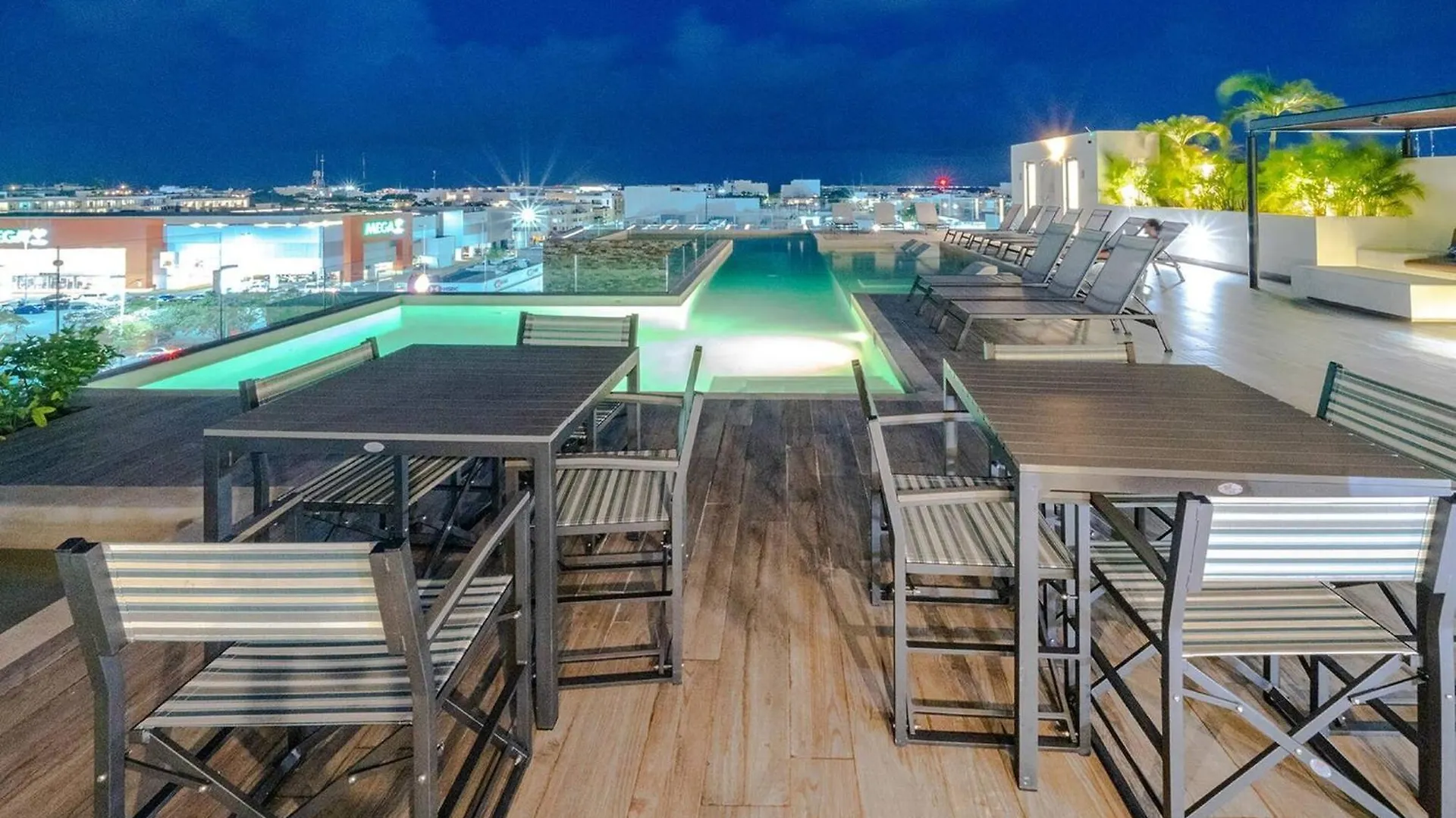 Condo Veronica - Comfortable 2 Bedroom With Rooftop Gym And Pool Playa del Carmen Apartment